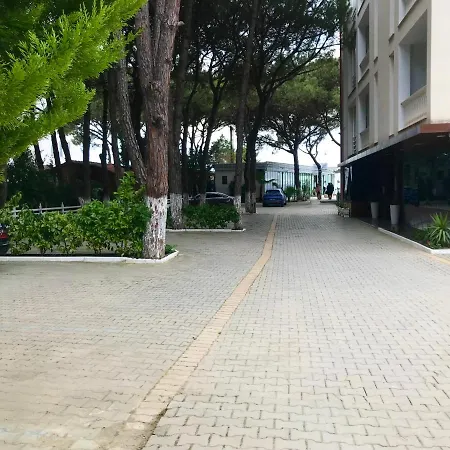 Rebi Beach Apartament *